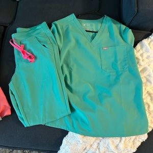 Figs surgical green small scrub set